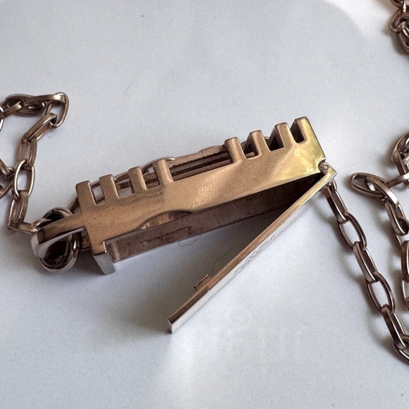 ✨ Tory Burch Rose Gold-Tone Logo Pendant Necklace – Chic, Sleek & Fabulous ✨ - Picture 15 of 16